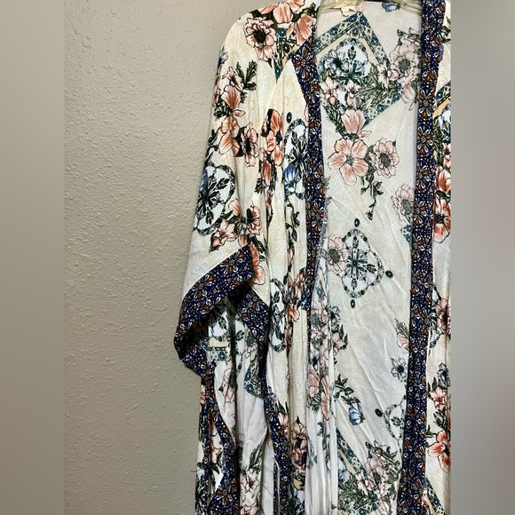 Altar’d State Kimono Wrap - Picture 2 of 4